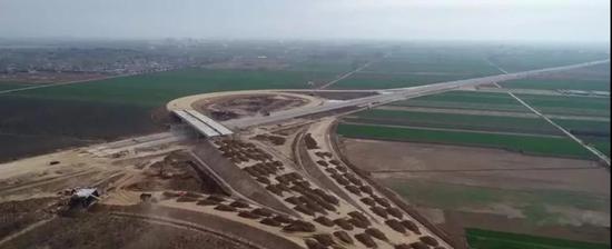 上图为在建的曲港高速一期工程。