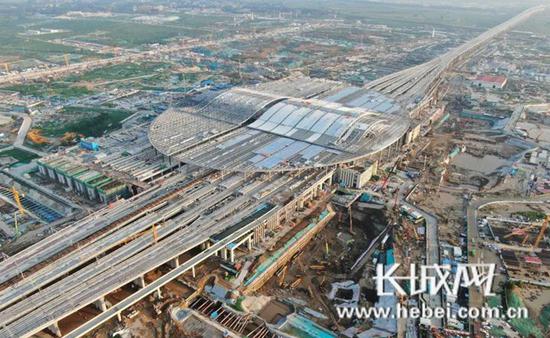 航拍雄安站站房工程建设现场。