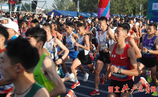 衡水湖国际马拉松赛现场。扈炜/摄