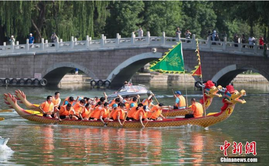 资料图：北京龙潭公园内赛龙舟。 中新社记者 贾天勇 摄