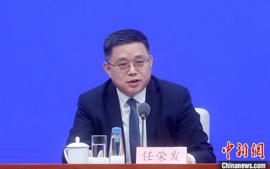 3月29日,中国国务院新闻办公室在北京举行新闻发布会,介绍《关于进一步深化税收征管改革的意见》有关情况。国家税务总局副局长任荣发出席发布会,并答记者问。 中新社记者 张宇 摄