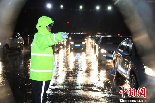 图为河北交警雨中执勤。警方供图