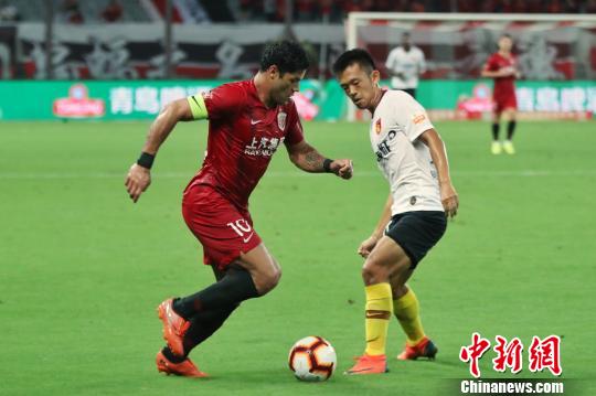 “绿巨人”胡尔克(左)带球突破。 申海 摄