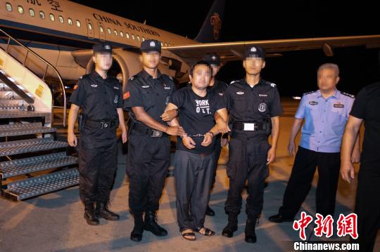 图为河北邯郸警方成功抓获1名境外逃犯。警方供图