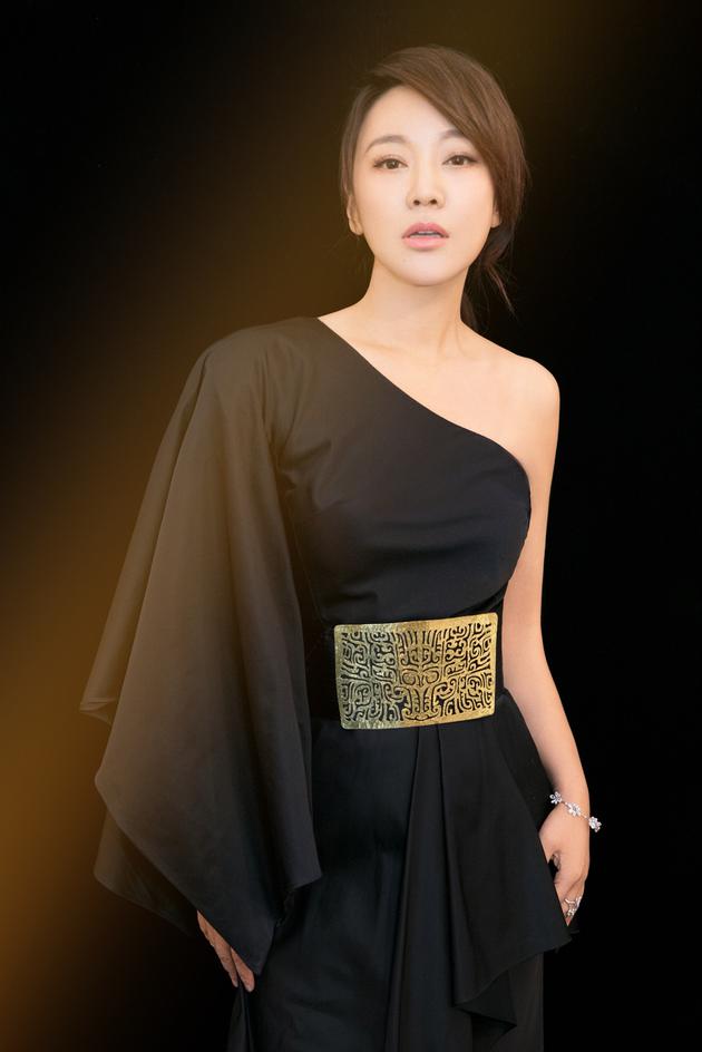 闫妮佩戴妮华莫迪珠宝出席NEW ERA青年电影季新浪潮2017颁奖典礼