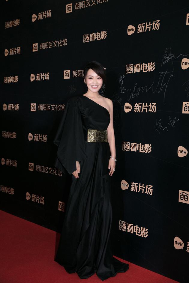 闫妮佩戴妮华莫迪珠宝出席NEW ERA青年电影季新浪潮2017颁奖典礼