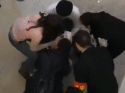 寶寶的手指被電梯夾斷哭得撕心裂肺