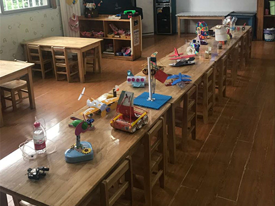 5月16日,上街区幼儿园开展了亲子科技制作评比活动,将创客教育延伸至家庭 近年来,创客教育逐渐走入课堂,为了进一步推动创客教育的开展,上街区幼儿园开展了亲子科技小制作活动,鼓励每个家庭积极参与,经过家庭的精心选材制作,一件件精致的作品呈现出来,每班家委会经过对作品的功能了解、制作方式方法、使用材料等进行对比,公平公正的推选出班级具有创意的作品参加全园制作评比。如太阳能风扇、旋转木马、动力赛车、影子灯等,可以说涉及了多个科学领域,且每件作品都来源于幼儿的生活,用的材料也本着环保低碳对环境有利的原则