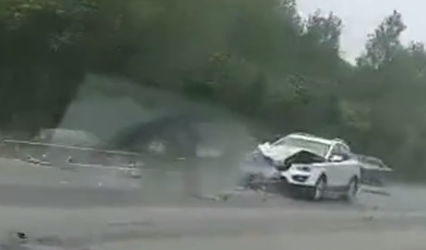 男子騎摩托帶女子小孩一路狂飆，后車跟拍卻錄下死亡瞬間