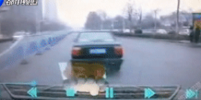 新鄉街頭轎車被越野車連撞