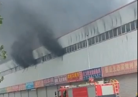 突發(fā)！鄭州一建材城起火，現(xiàn)場冒出滾滾濃煙
