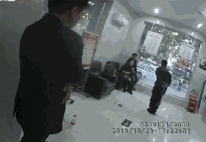 漯河:男子持刀劫持銀行女保安