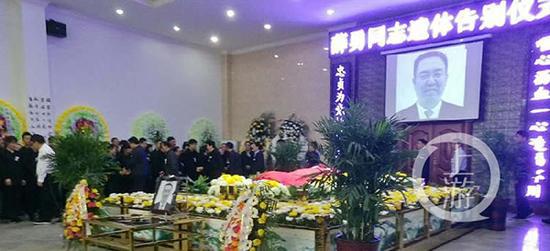 河南沁陽市委書記薛勇遺體告別儀式現場。攝影/牛泰