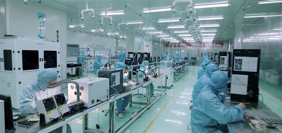 位于南阳的中光学集团光学生产线。 本报全媒体记者 李栀子 摄