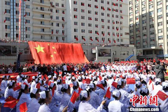 开展“我和国旗在一起”系列主题教育活动。 钟轩 摄