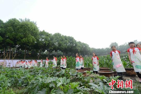 育才学校学生在“爱莲行”课程中品荷吟诗,感受自然美育。受访者供图