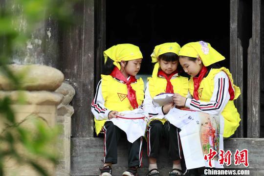 育才学校学生在“感恩的礼物”课程中制作刺绣作品,作为礼物表达感恩之情。受访者供图