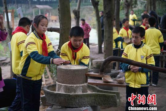 育才学校学生在“石磨豆花”课程中进行劳技探索。受访者供图
