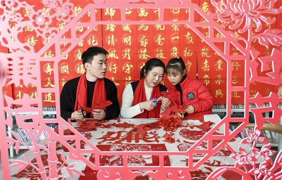 2月6日，漯河市源汇区纪委监委联合辖区内多个社区组织开展“廉洁进万家 清风迎新春”主题活动。本报全媒体记者 王铮 摄