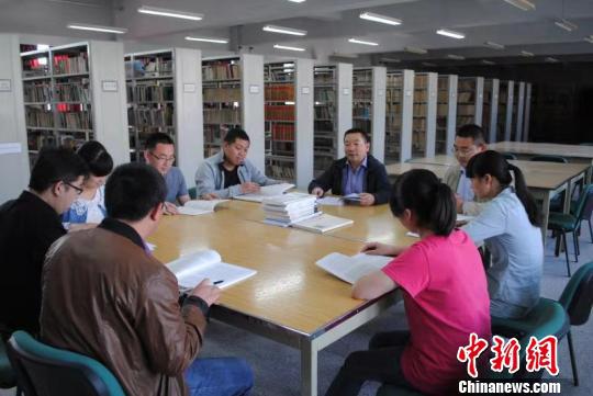 图为王宗礼和学生交流探讨。 钟欣 摄