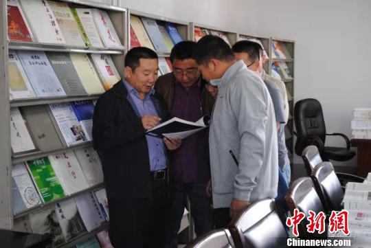 图为王宗礼与学生探讨问题。 钟欣 摄