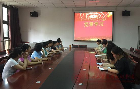 郑州工业应用技术学院各党组织积极开展主题党