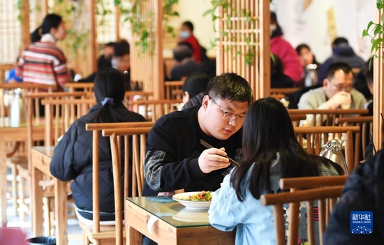 郑州：非风险管控地区公共场所恢复开放 餐厅恢复堂食
