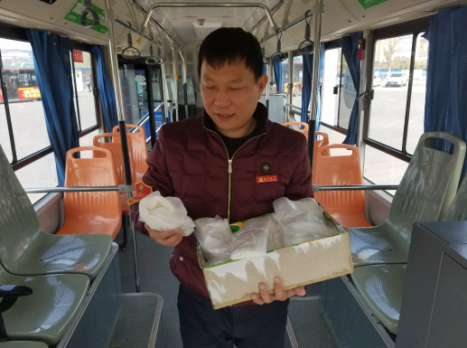 △車長拿著老人送的一箱袋子