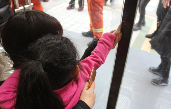 4岁女孩玩耍时手指被夹 三门峡消防员托举玻璃