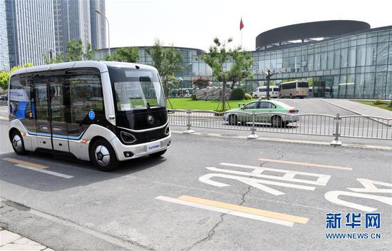 5月17日，自动驾驶巴士在郑州市中道东路上行驶。