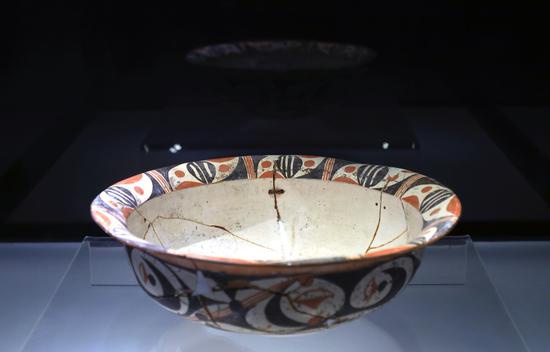 彩陶盆,新时期时代仰韶文化(距今约5100—4700年),2014年郑州大河村遗址出土