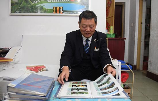 ▲施紹新整理他的站臺(tái)票收藏冊(cè)