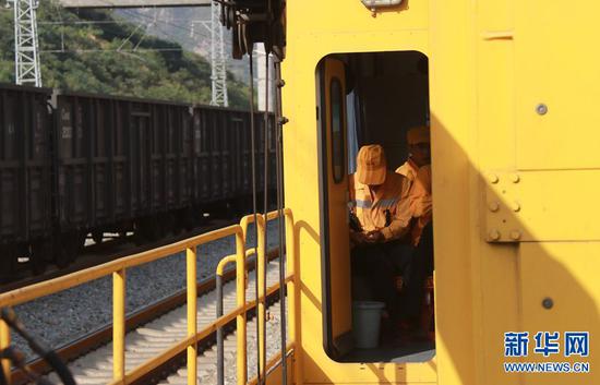 平顺站区职工在作业列车上，准备开往太行山隧道。