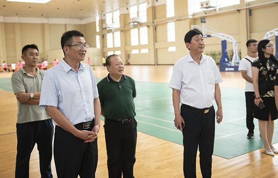 郑州市教育局党组成员、副调研员王巨涛一行对三所学校提供后勤保障工作情况进行巡查。