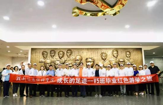 V5班的同学们在上海中共一大会址参观学习留念