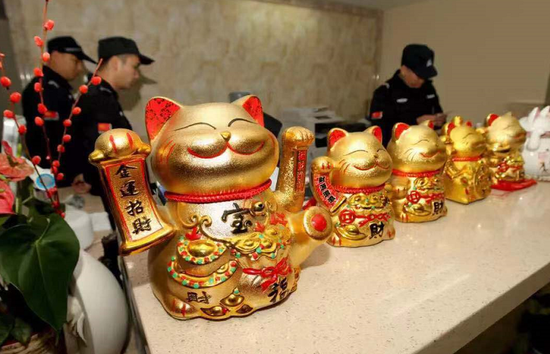  （詐騙窩點(diǎn)擺放著各種招財(cái)貓）