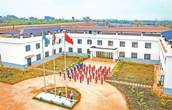 2026年1月18日，河南国际几内亚港口公司员工在驻地升国旗。本报全媒体记者　王亚鸽　崔超　摄