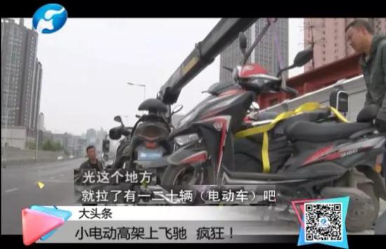 記者采訪(fǎng)其中一位違章行駛的電動(dòng)車(chē)主,究其原因,車(chē)主說(shuō):“急著接人!”