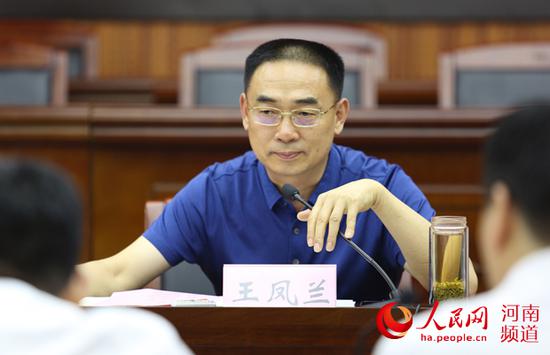 座谈会由省法院副巡视员王凤兰主持