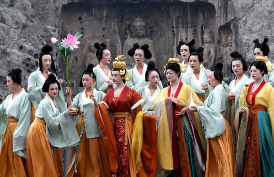 演员在洛阳龙门石窟景区礼佛台演绎《文昭皇后礼佛图》（4月25日摄）。新华社记者李安摄