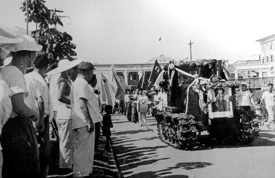 1958年7月20日,第一台东方红拖拉机开出厂门 资料图
