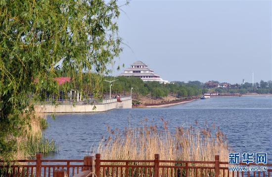 4月23日拍摄的淇河鹤壁段风景。 暮春时节,淇河河南鹤壁段生机盎然,两岸郁郁葱葱,美不胜收。 新华社记者李嘉南摄