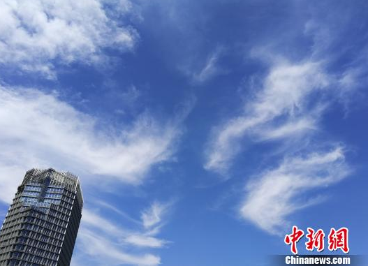 资料图:2018年8月17日的郑州市区蓝天白云,十分悦目。 刘鹏 摄