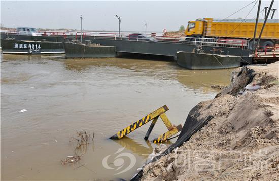 △被鋸斷的限高架扔在了黃河里
