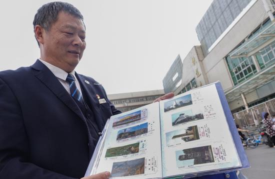 ▲火車“百年機(jī)車”站臺(tái)票。