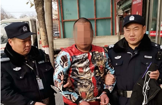 嫌犯做工来新密 刚住宾馆就被抓