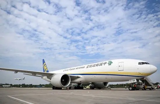 2025年6月23日，中国邮政郑州至卢森堡国际货运航线首航货机在郑州新郑国际机场停机坪停靠。