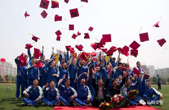 沁阳交警助力高考 为莘莘学子开辟绿色通道