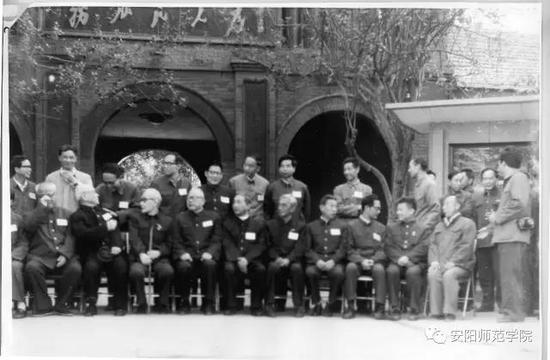 1986年,学校举办殷商文化班,著名学者胡厚宣、李民、侯明儒讲授甲骨文