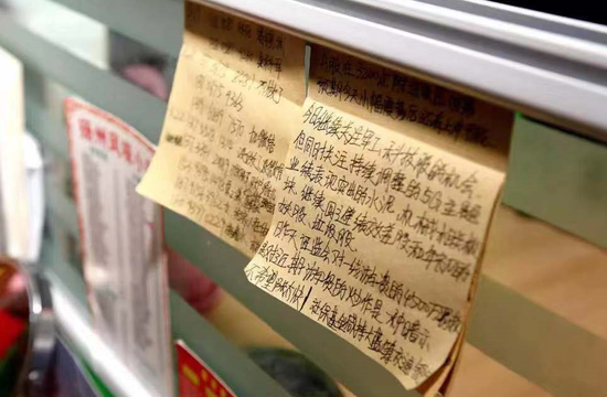  （詐騙窩點(diǎn)每個(gè)電腦桌旁貼滿各種話術(shù)劇本）